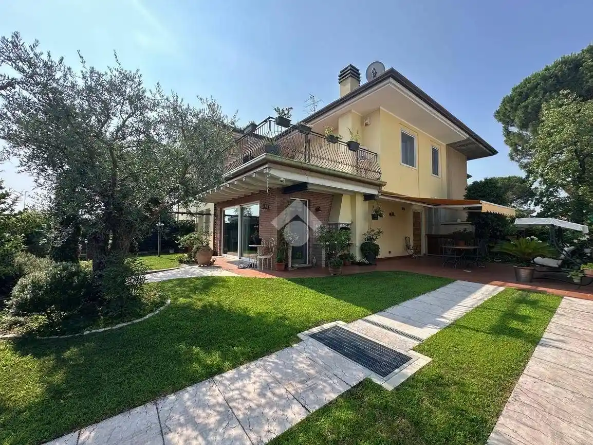 Villa in vendita a Bussolengo