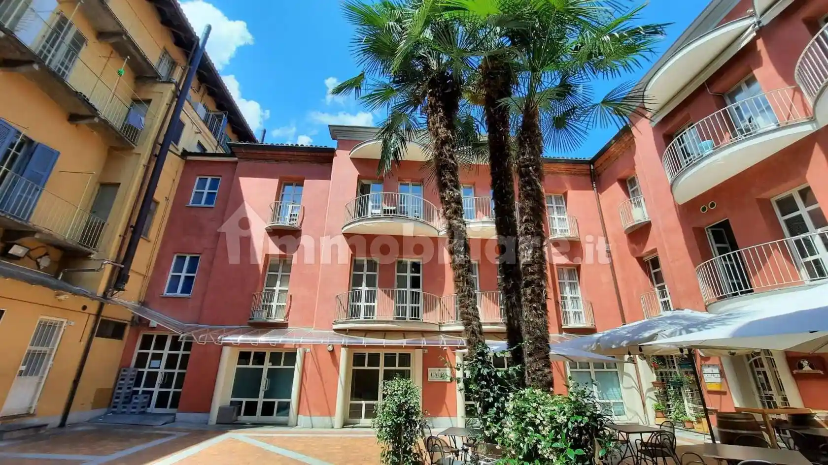 Palazzo - Edificio in vendita a Alba