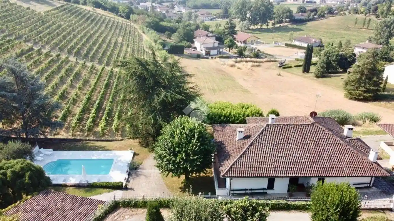 Villa in vendita a Nizza Monferrato
