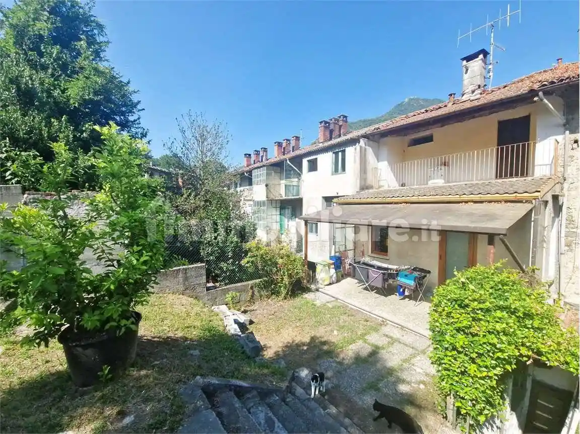 Casa indipendente in vendita a Laveno-Mombello