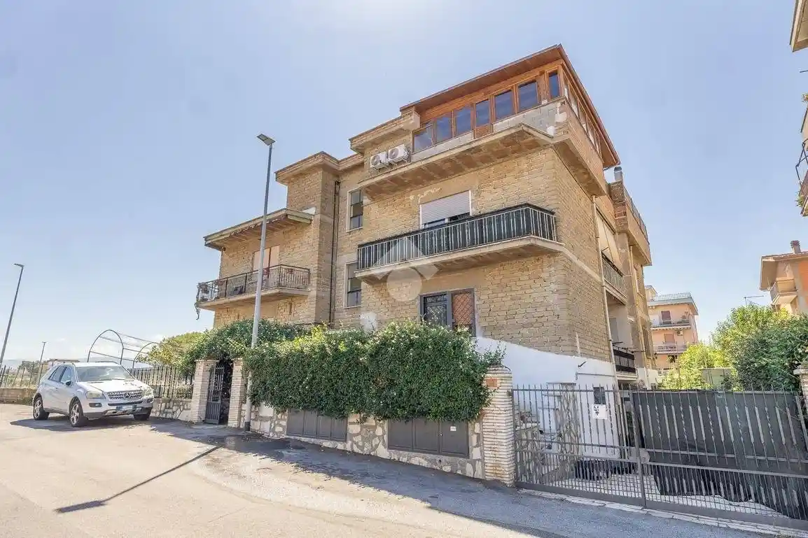 Palazzo - Edificio in vendita a Roma