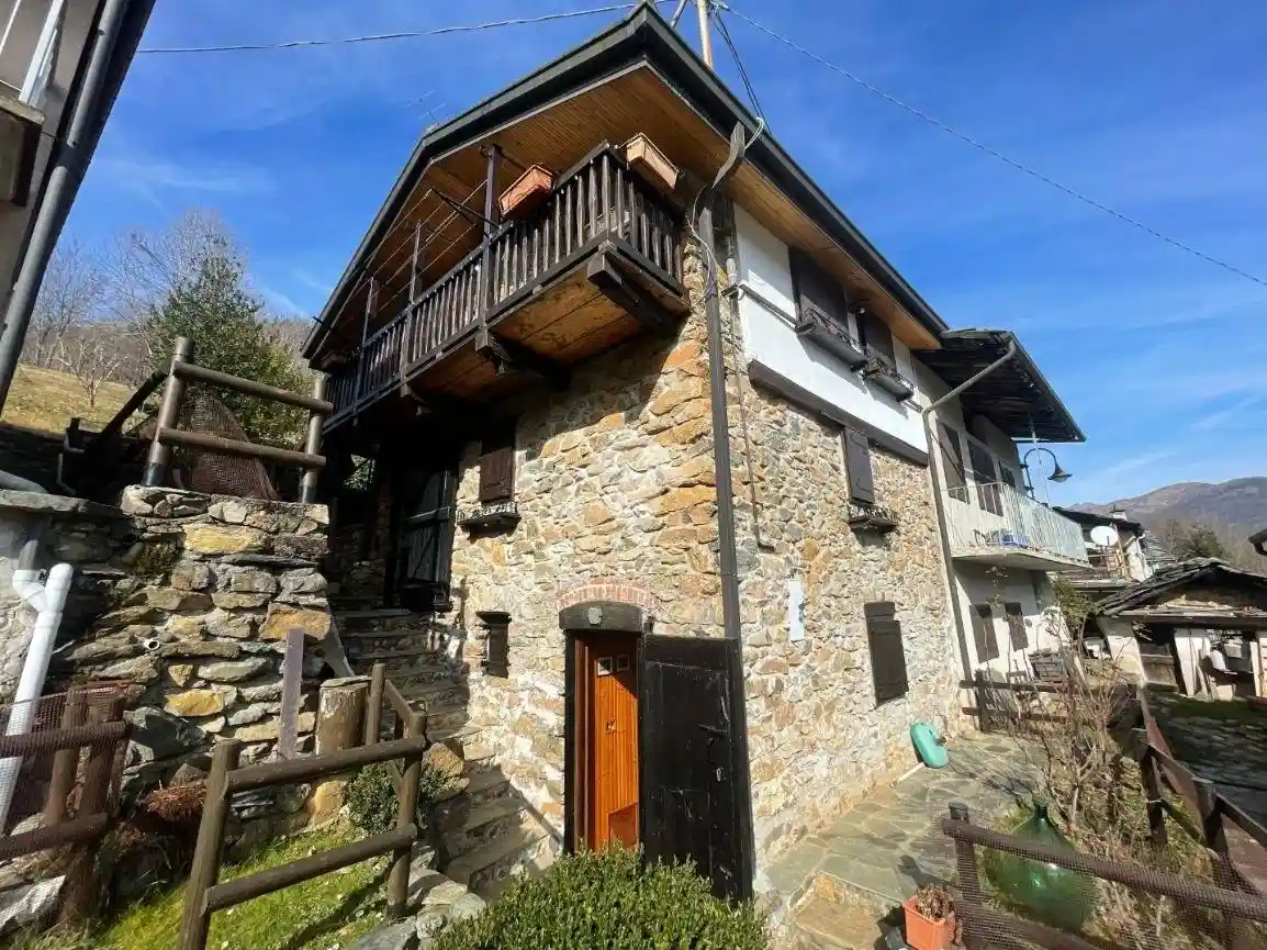 Casa indipendente in affitto a Traves