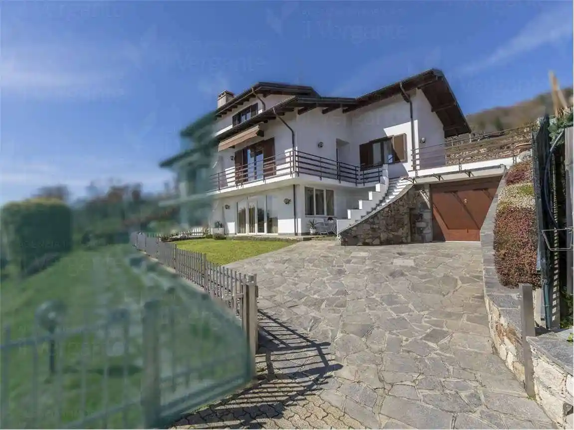 Villa in vendita a Nebbiuno