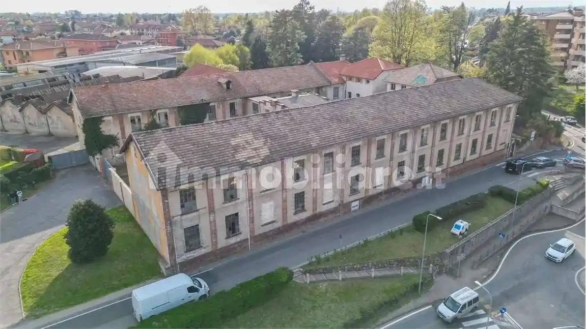 Palazzo - Edificio in vendita a Oleggio