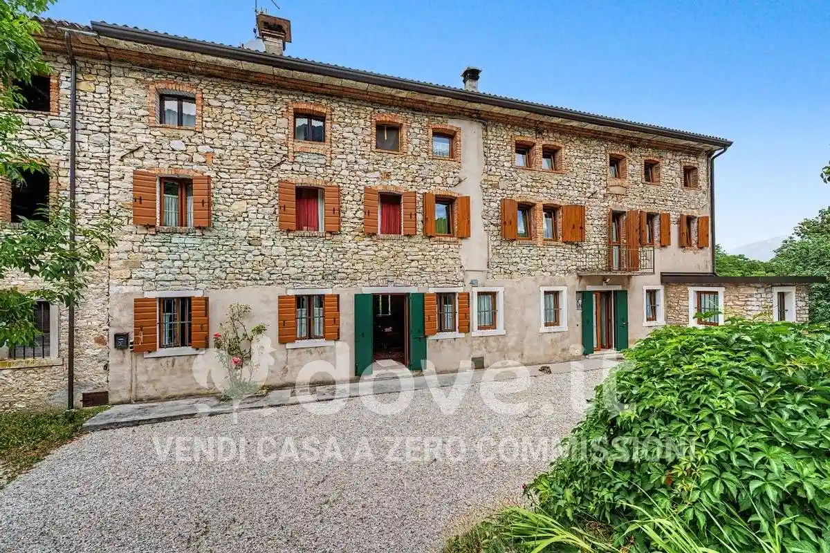 Villa in vendita a Revine Lago