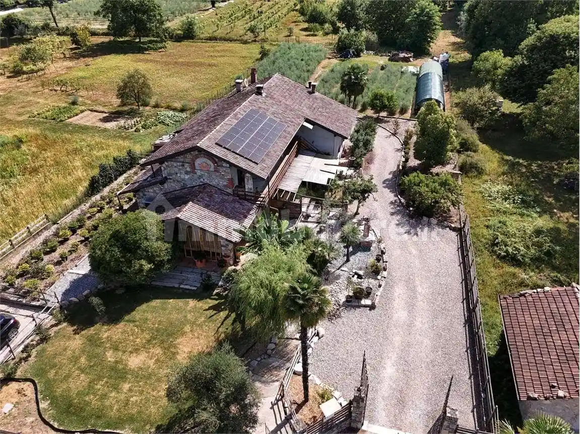 Villa in vendita a Angera