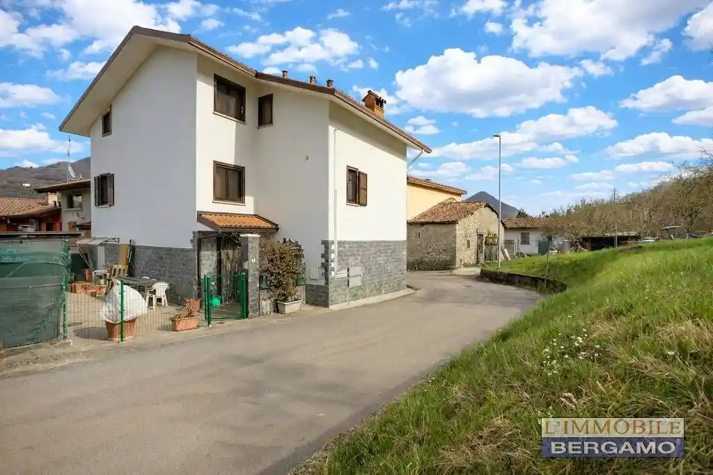 Villa in vendita a Sant'Omobono Terme