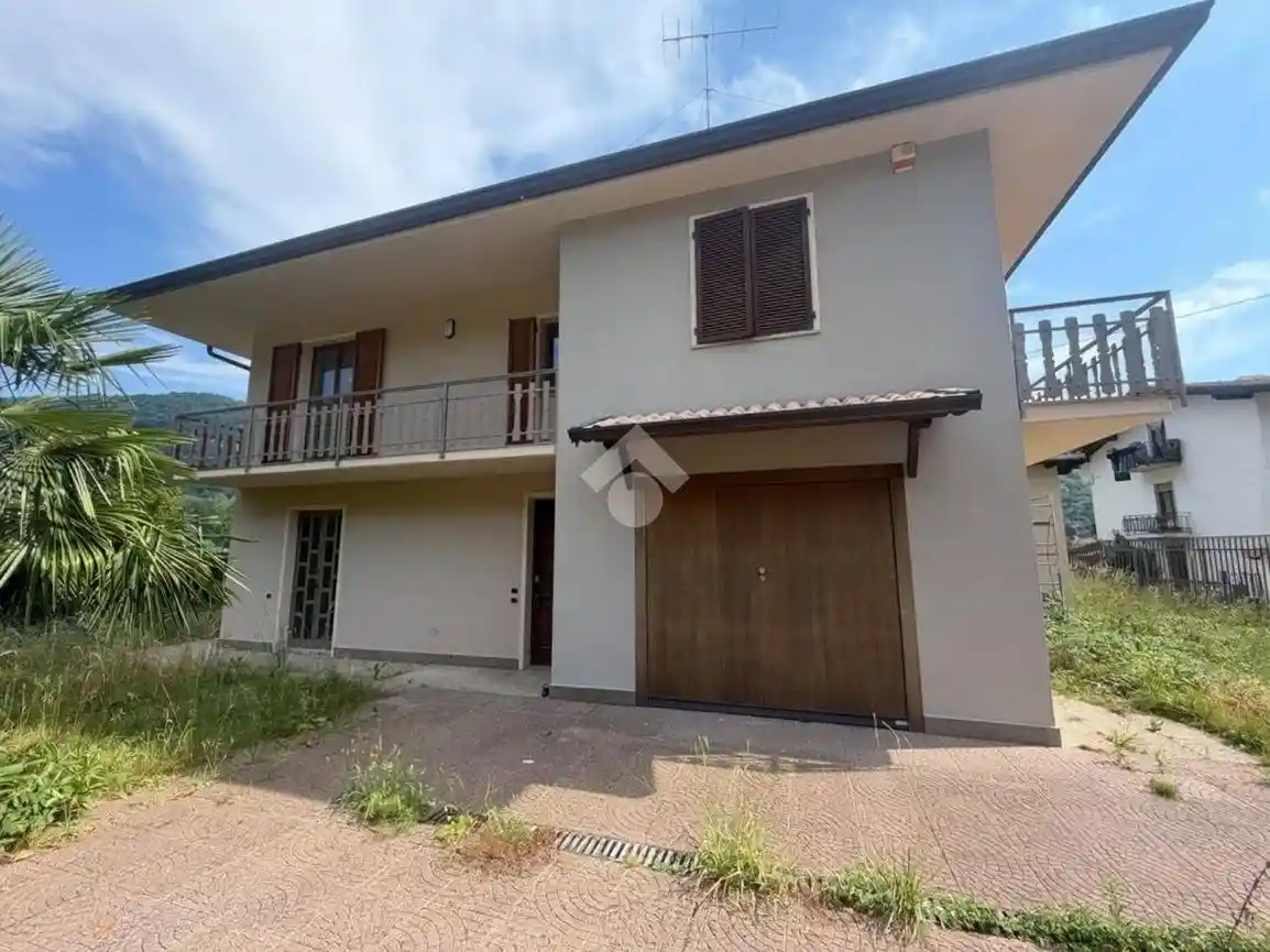 Villa in vendita a Zandobbio