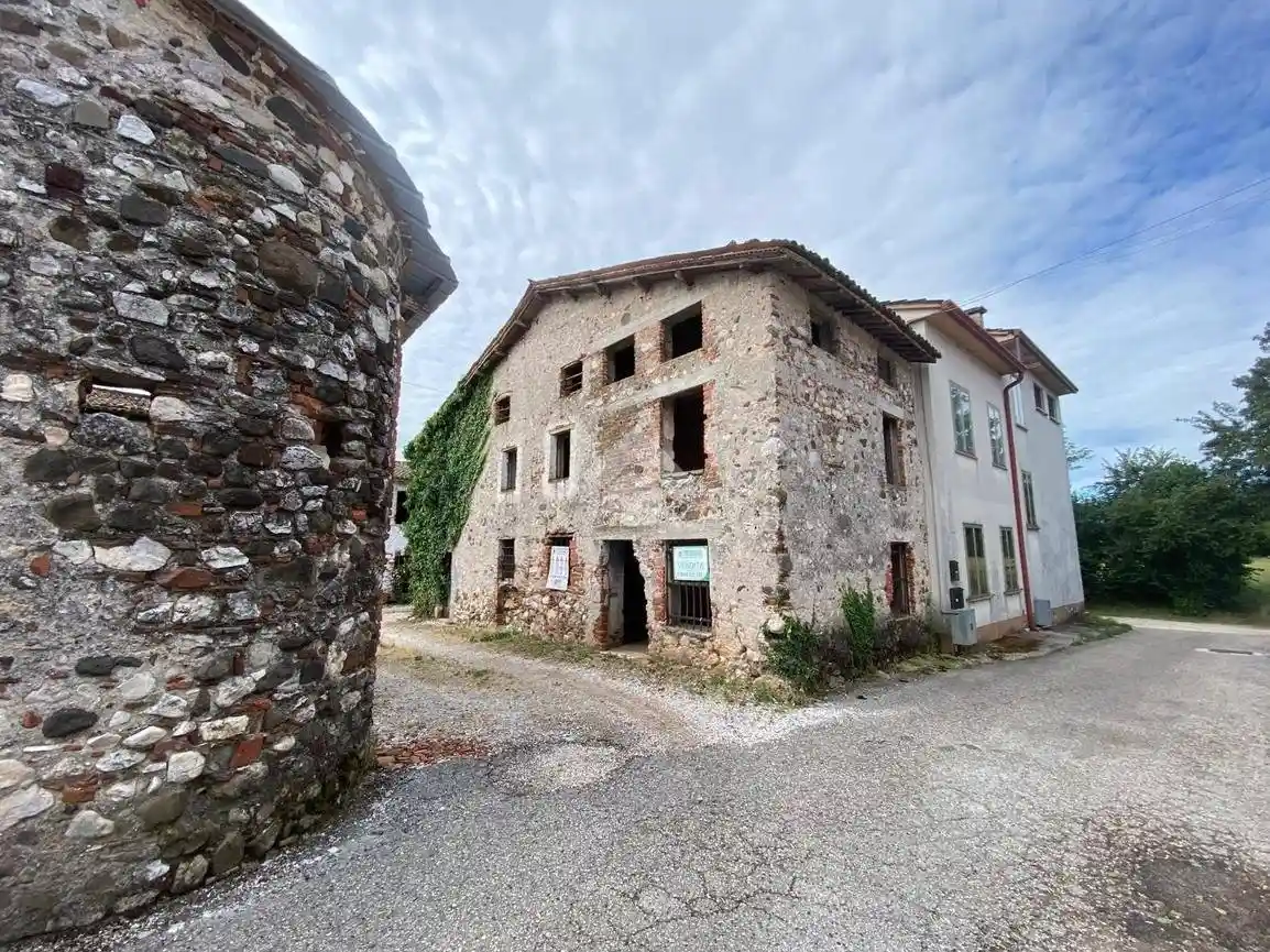 Rustico - Casale in vendita a Schio