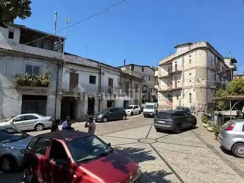 Palazzo - Edificio in vendita a Vallefiorita