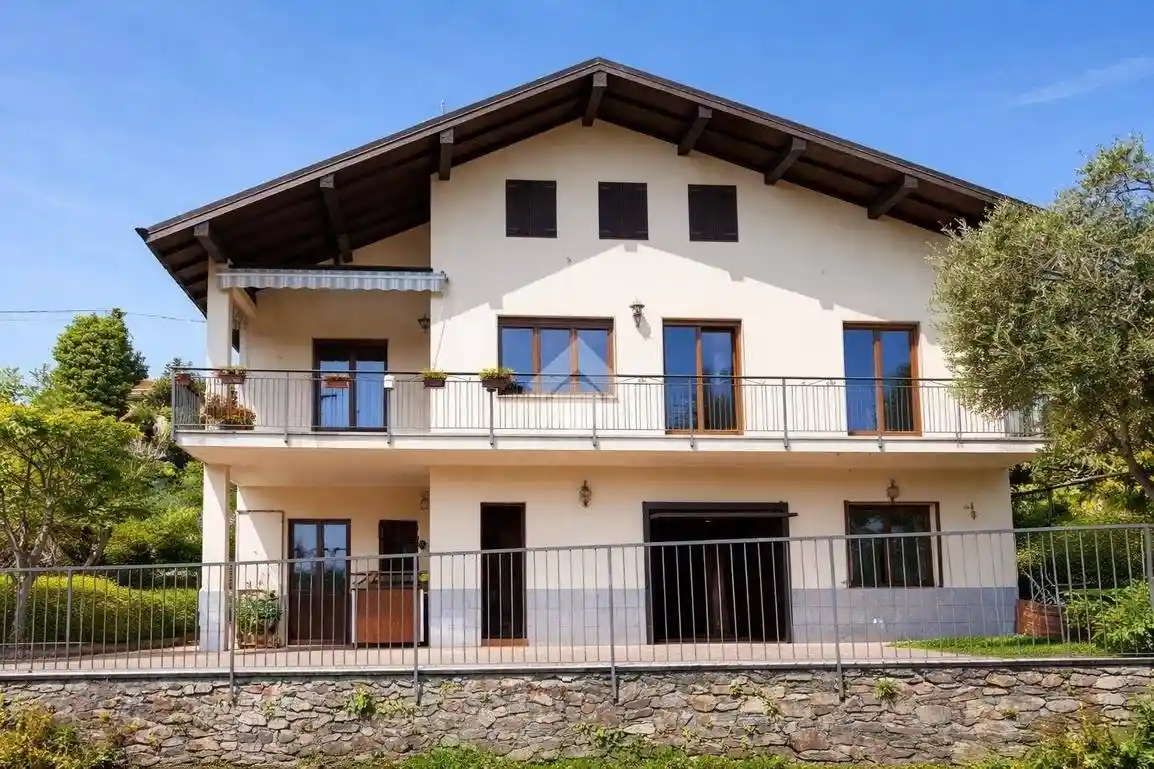 Villa in vendita a Arizzano