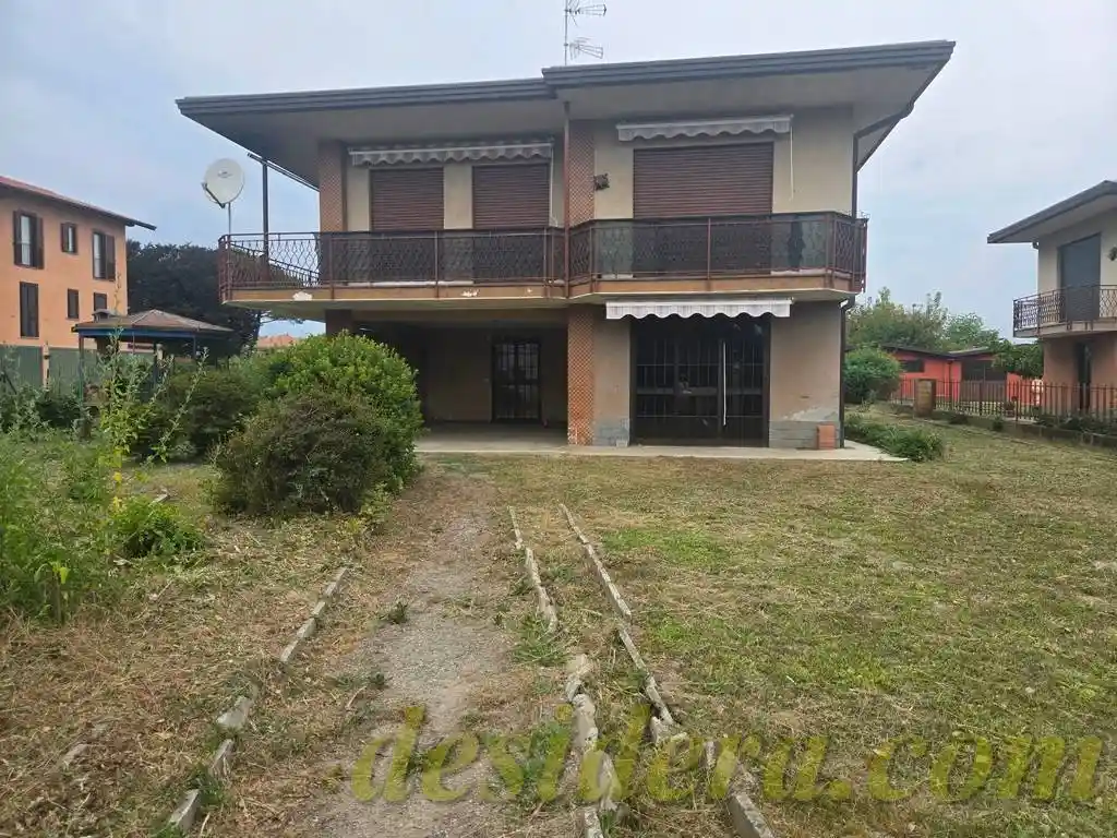 Villa in vendita a Varallo Pombia
