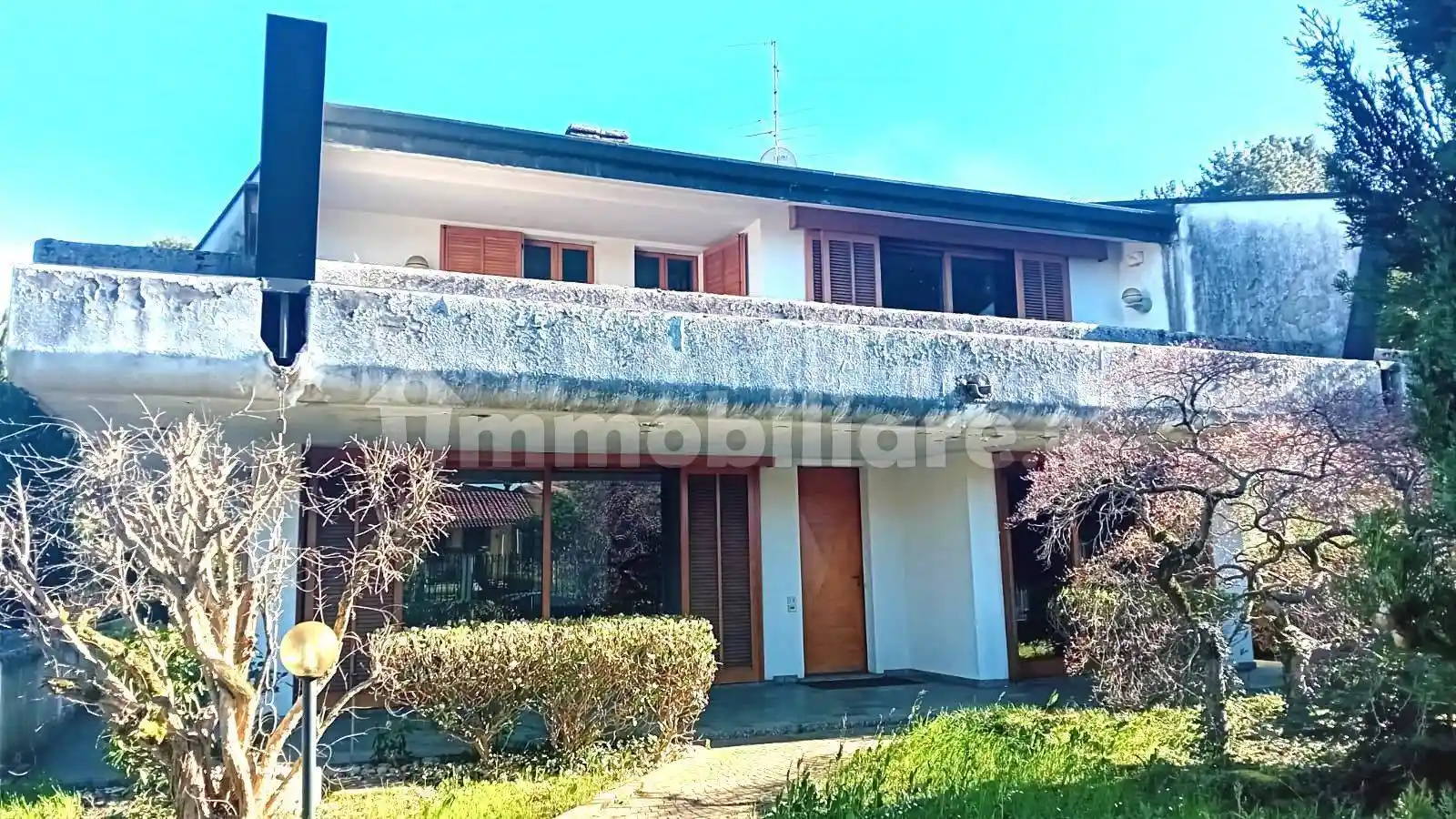 Villa in vendita a Carugo