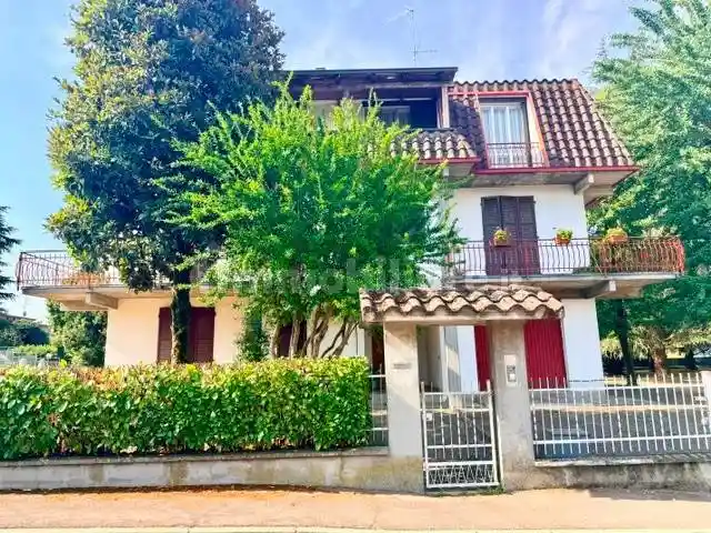 Villa in vendita a Montechiarugolo