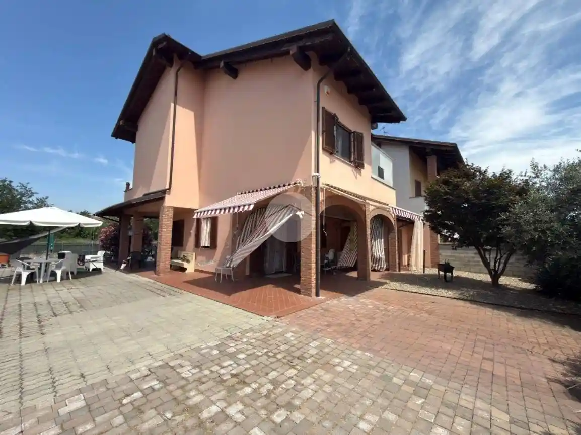Villa in vendita a Borgo Vercelli