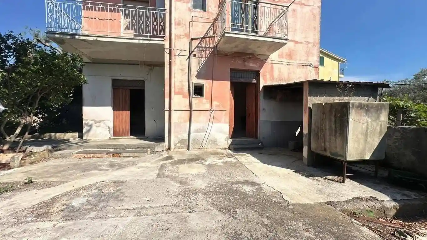 Casa indipendente in vendita a Lettere