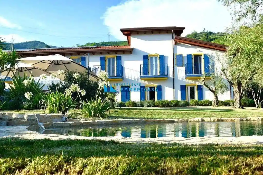 Palazzo - Edificio in vendita a Massa