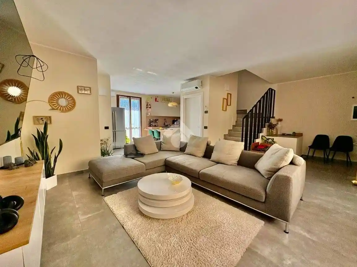 Villa in vendita a Calcinate