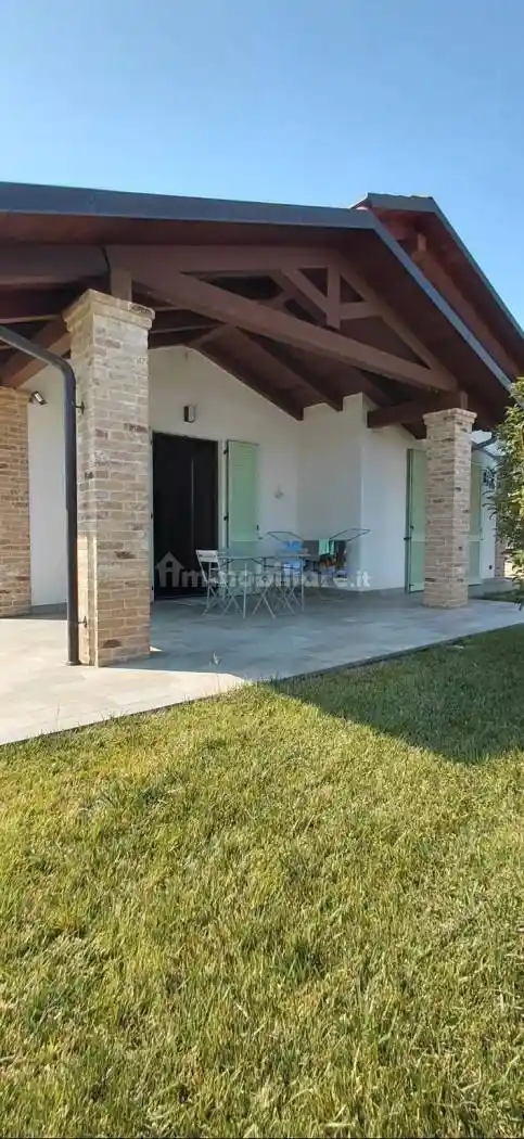 Villa in vendita a Santa Vittoria d'Alba