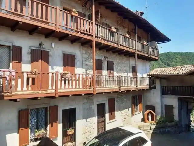 Casa indipendente in vendita a Caprino Bergamasco