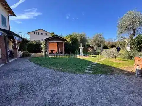 Villa in affitto a Luni