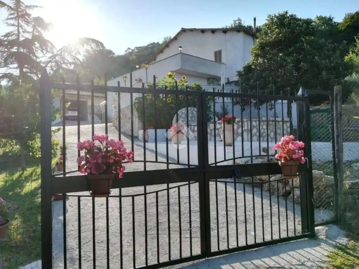 Villa in vendita a Castelnuovo di Farfa