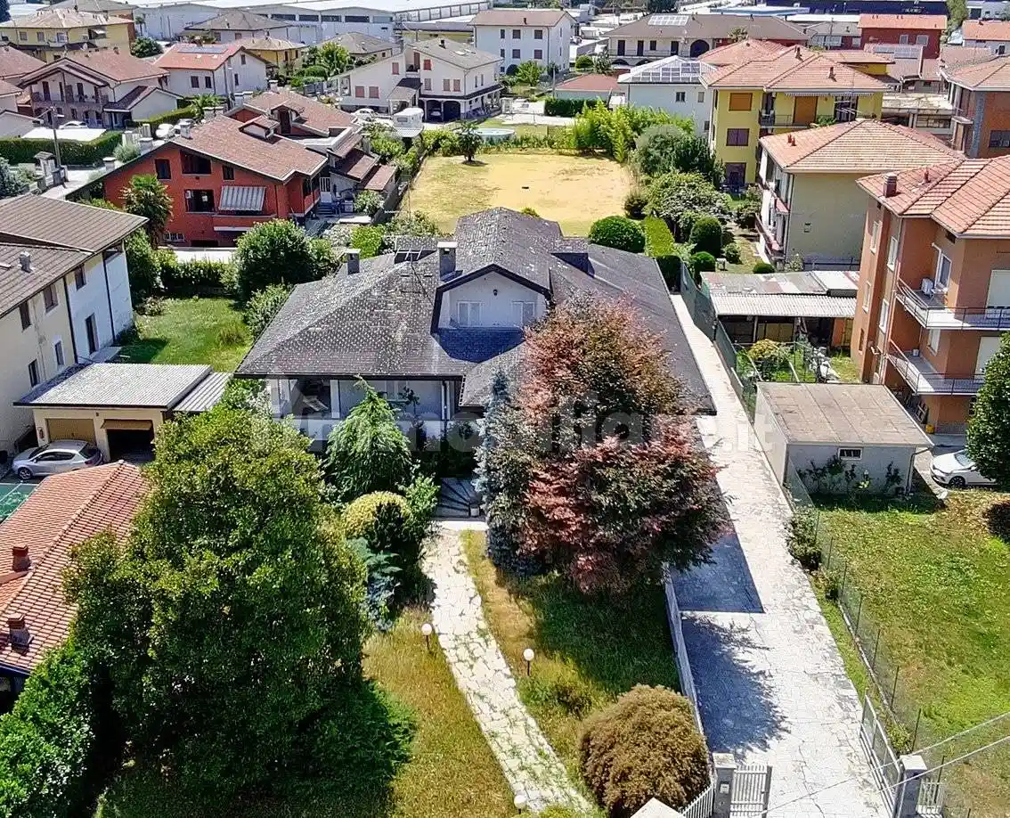 Villa in vendita a Oleggio