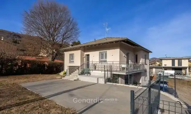 Villa in vendita a Marchirolo