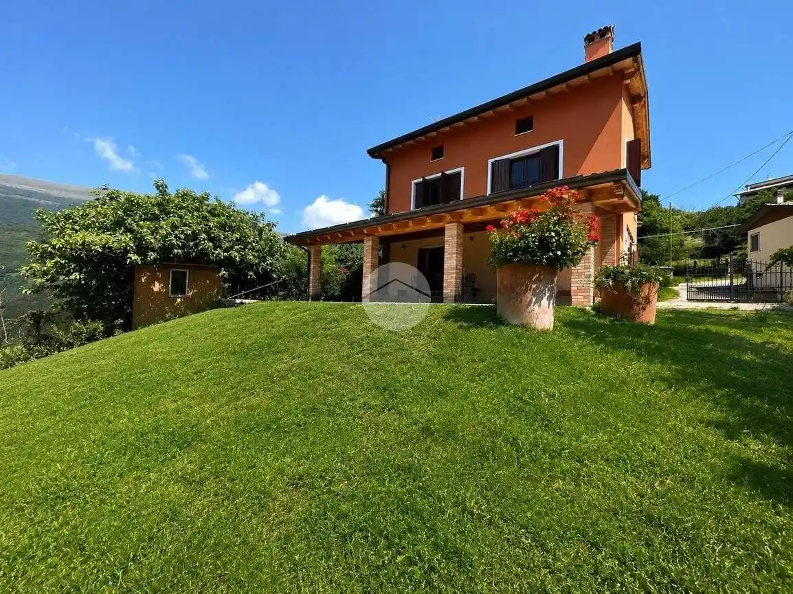 Villa in vendita a Caprino Veronese