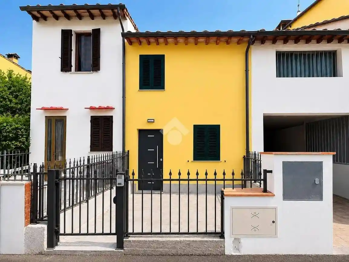 Casa indipendente in affitto a Campi Bisenzio