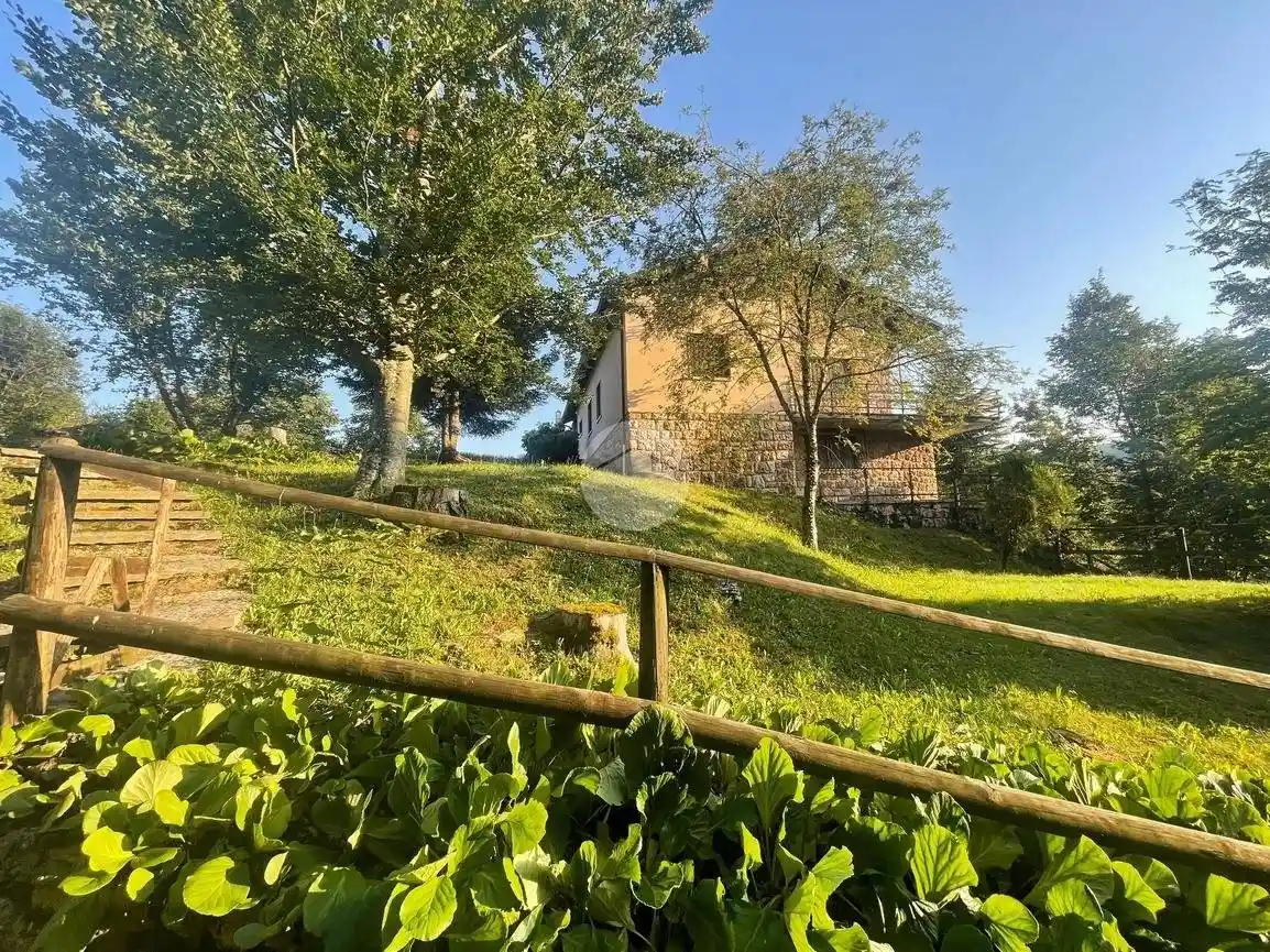 Villa in vendita a Ferrara di Monte Baldo