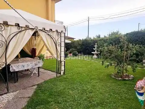 Villa in vendita a Luni