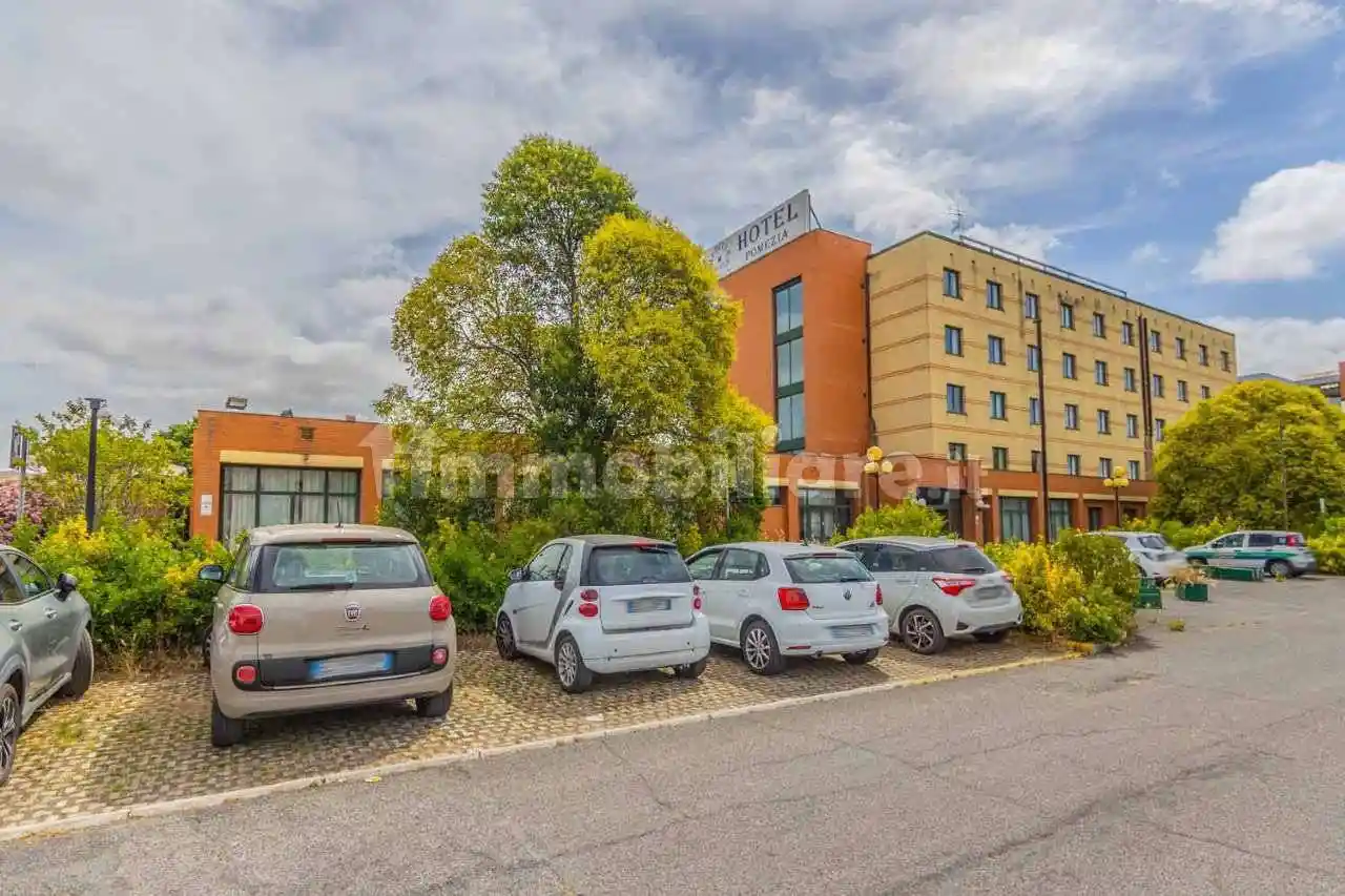 Palazzo - Edificio in vendita a Pomezia
