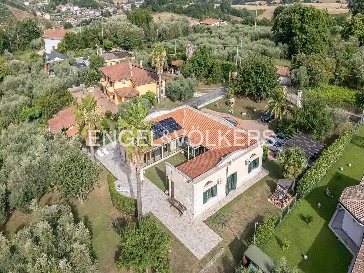 Villa in vendita a Lariano