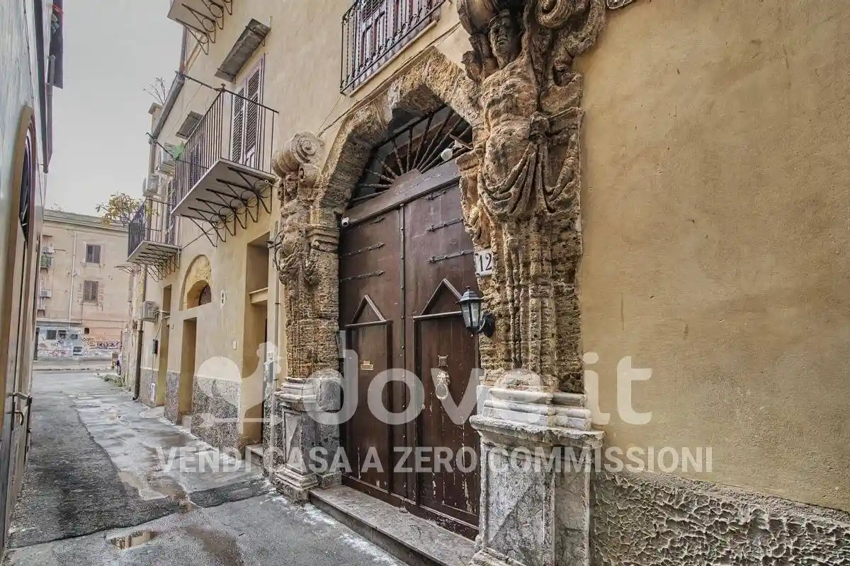 Palazzo - Edificio in vendita a Palermo