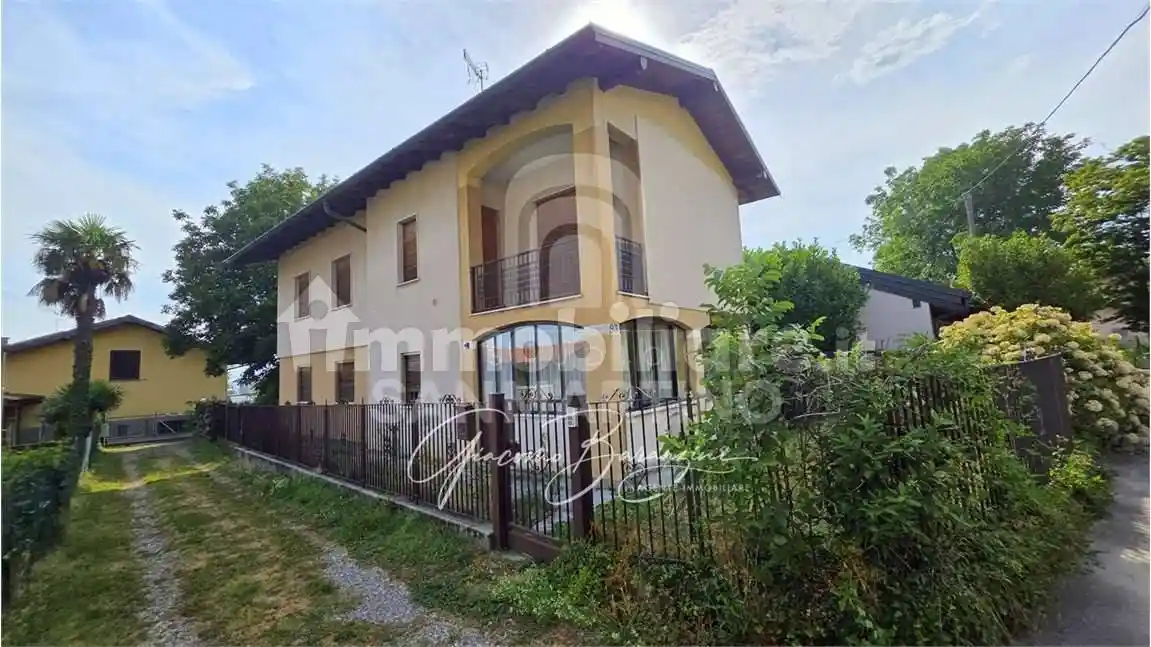 Villa in vendita a Comerio