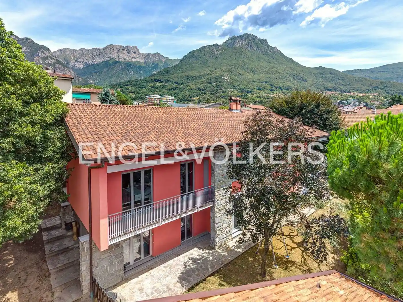 Villa in vendita a Mandello del Lario
