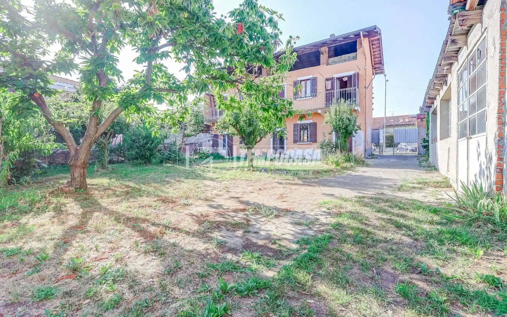 Casa indipendente in vendita a Varallo Pombia
