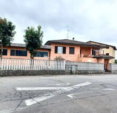 Villa in vendita a Sannazzaro de' Burgondi