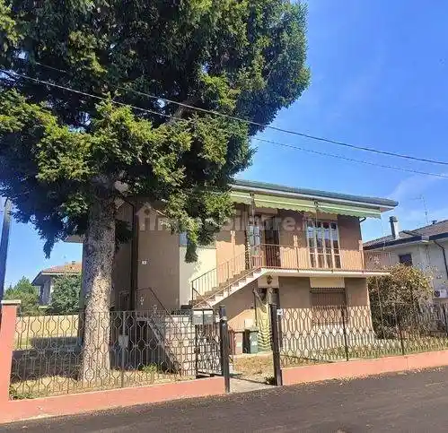 Villa in vendita a Sannazzaro de' Burgondi