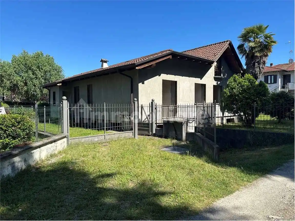 Villa in vendita a Oleggio