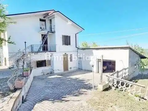 Villa in vendita a Montebello di Bertona
