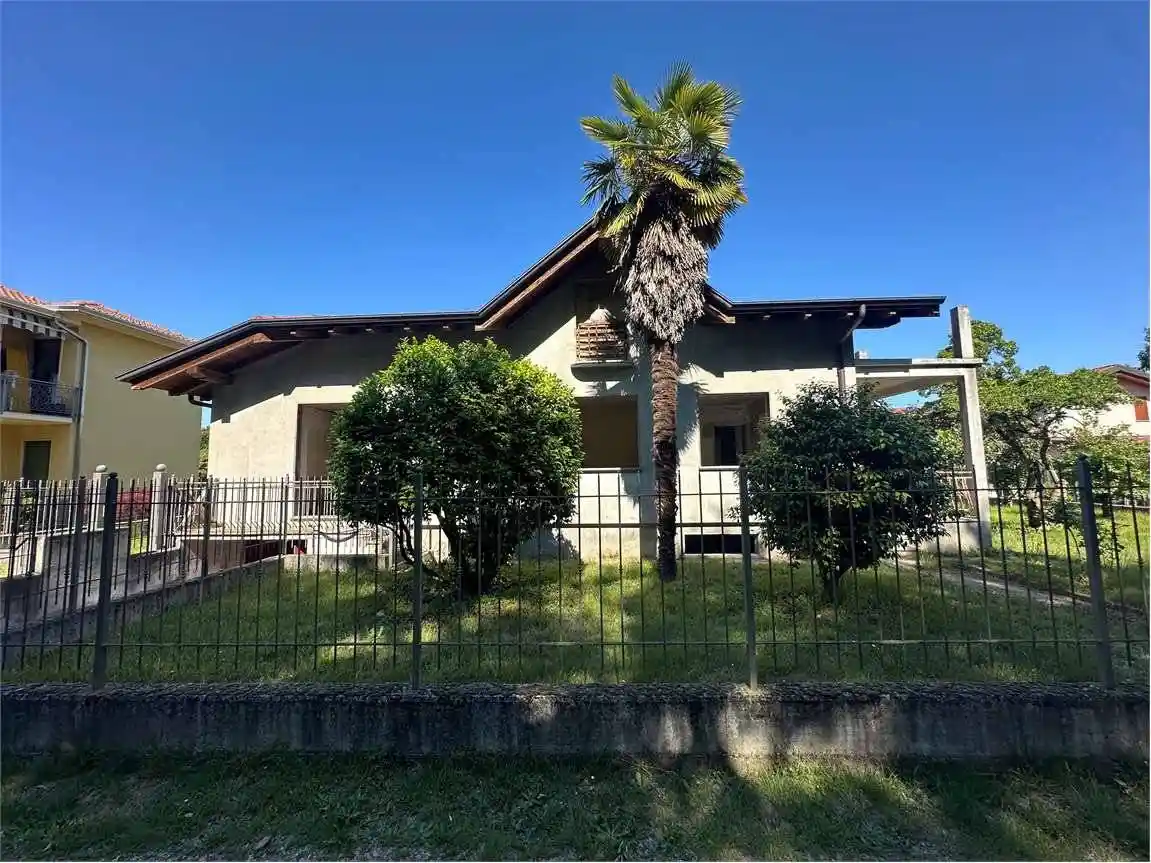 Villa in vendita a Oleggio