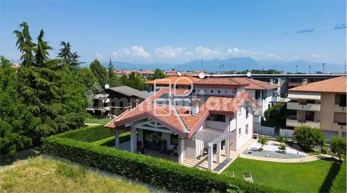 Villa in vendita a Desenzano del Garda