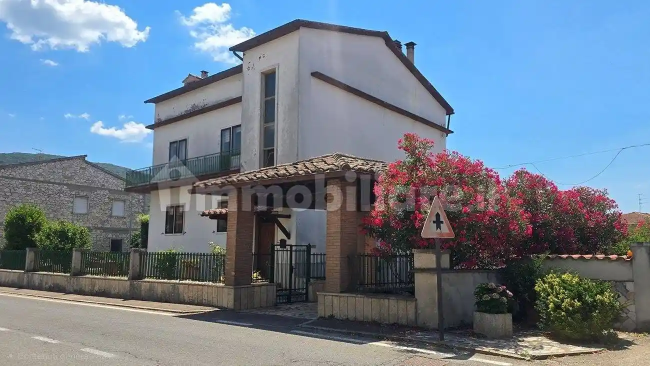 Palazzo - Edificio in vendita a Guardea
