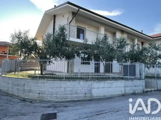 Villetta a schiera in vendita a Loreto Aprutino