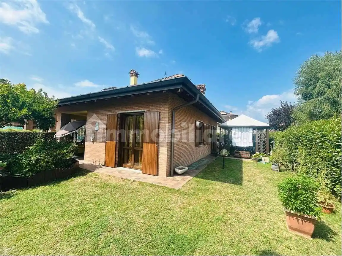 Villa in vendita a Angera