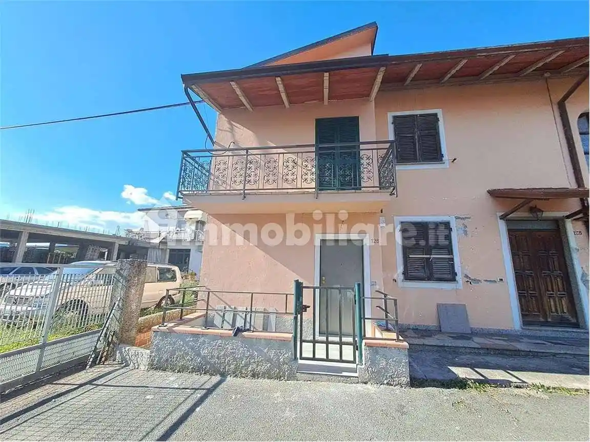 Casa indipendente in vendita a Luni
