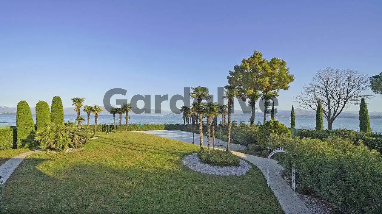 Villa in vendita a Peschiera del Garda