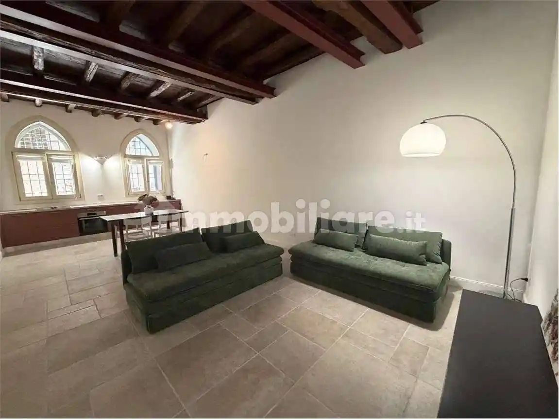 Appartamento in affitto a Angera